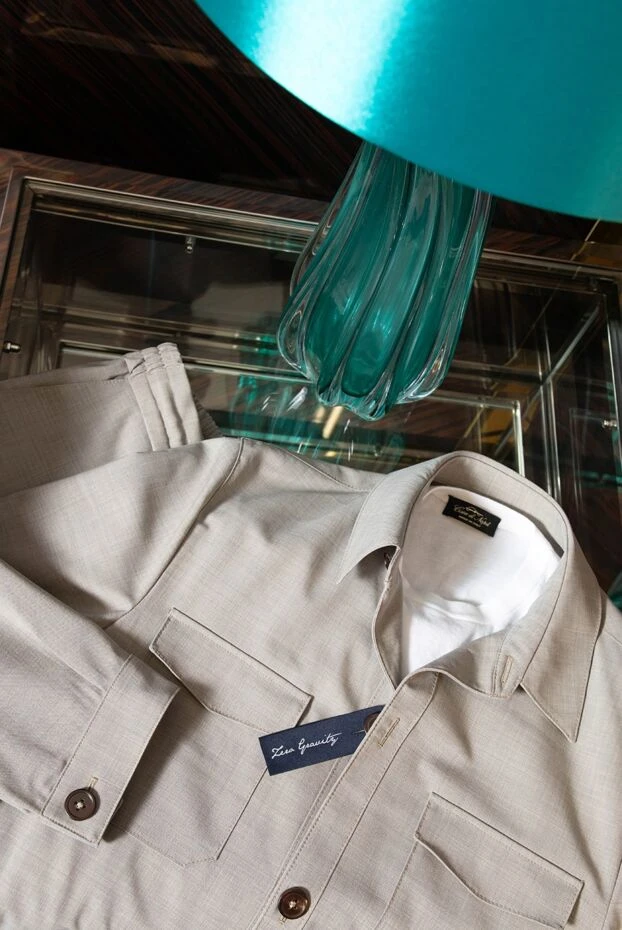 Tombolini мужской костюм бежевого цвета в стиле casual 192746 - фото 2