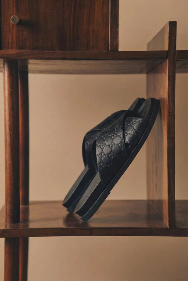 Gucci rhein men's leather crossover slides with embossed pattern 192751 - photo 2