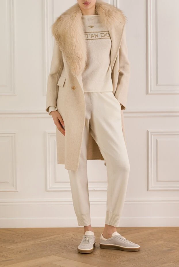 Бежевое пальто со съемным воротником из меха - фото 2