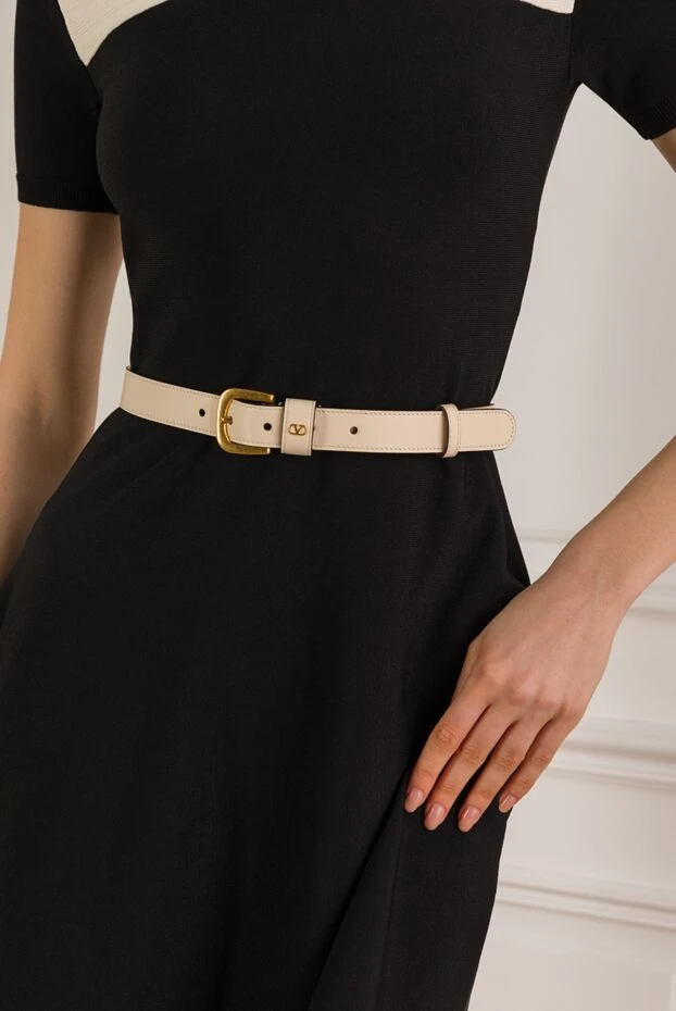 Valentino бежевий шкіряний ремінь із золотистою пряжкою-логотипом 193337 - фото 3