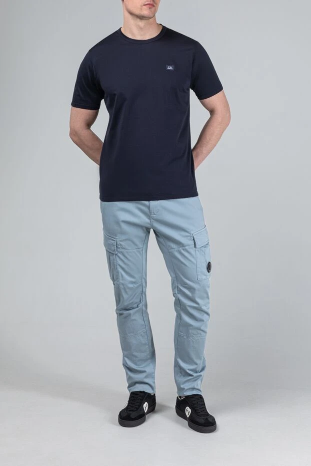 Мужская синяя футболка с небольшим контрастным логотипом - фото 2