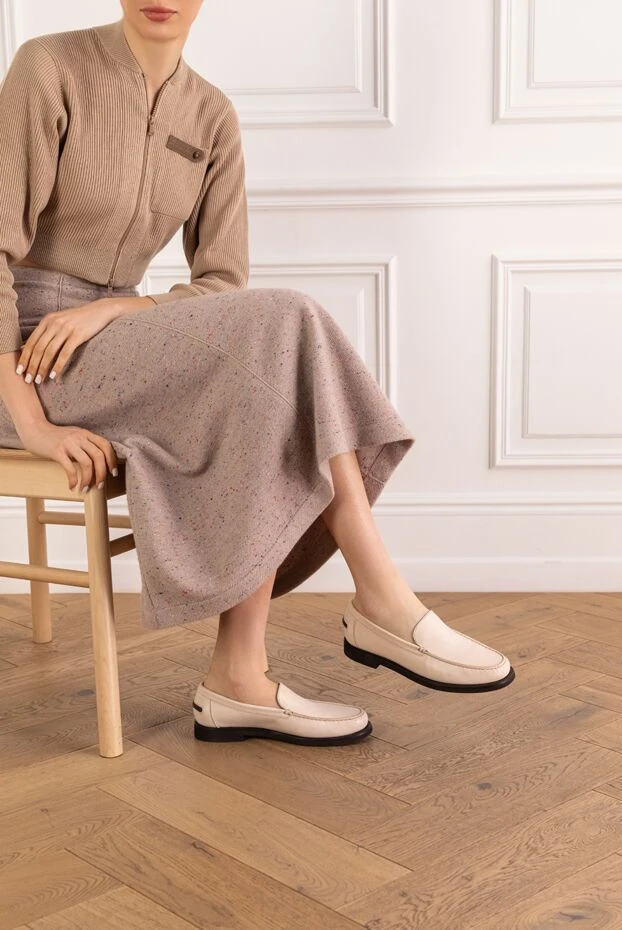 Cream leather loafers with a round toe and a thin dark sole - photo 2