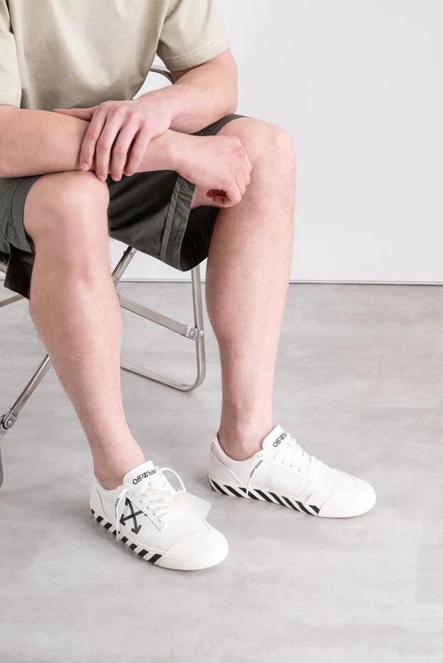 Off-White кросівки vulcanized undercut білого кольору з фірмовими діагональними смугами 194265 - фото 1