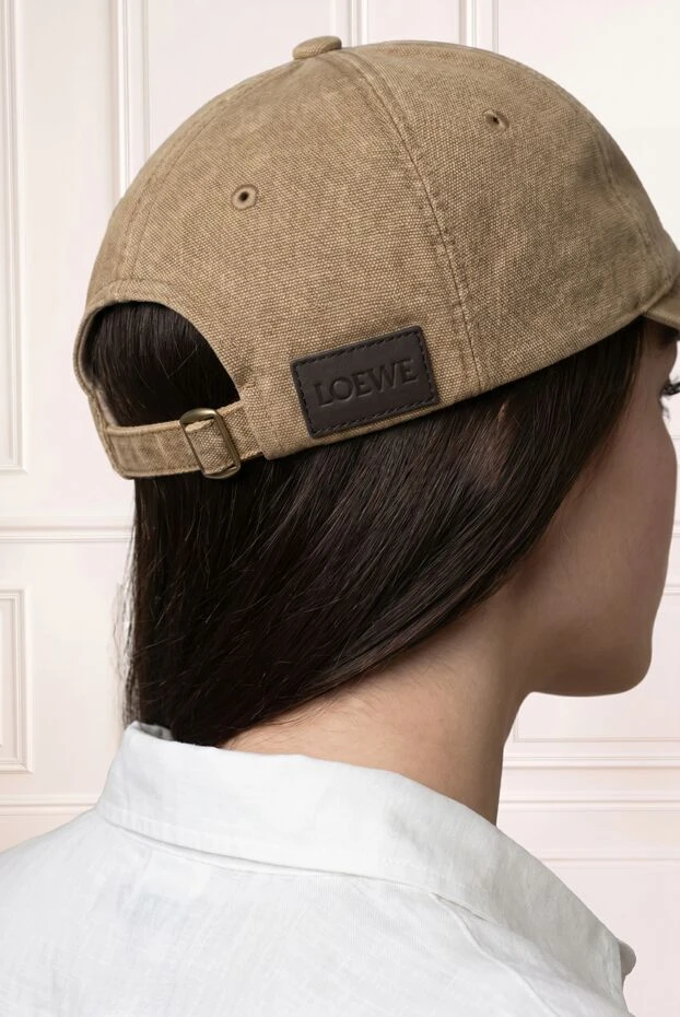 Loewe джинсовая бежевая кепка с контрастной строчкой и вышивкой логотипа 194376 - фото 3