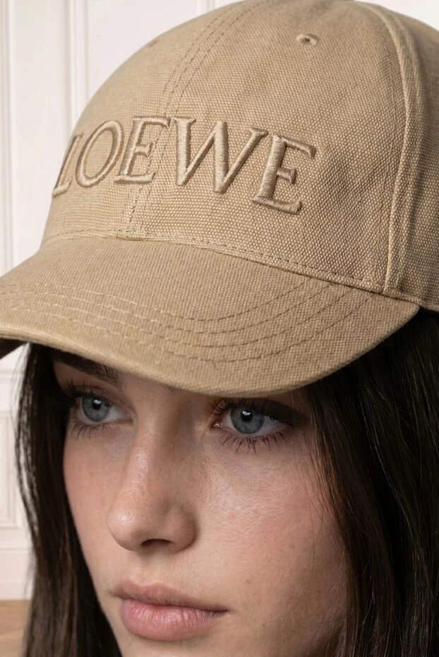 Loewe джинсовая бежевая кепка с контрастной строчкой и вышивкой логотипа 194376 - фото 2