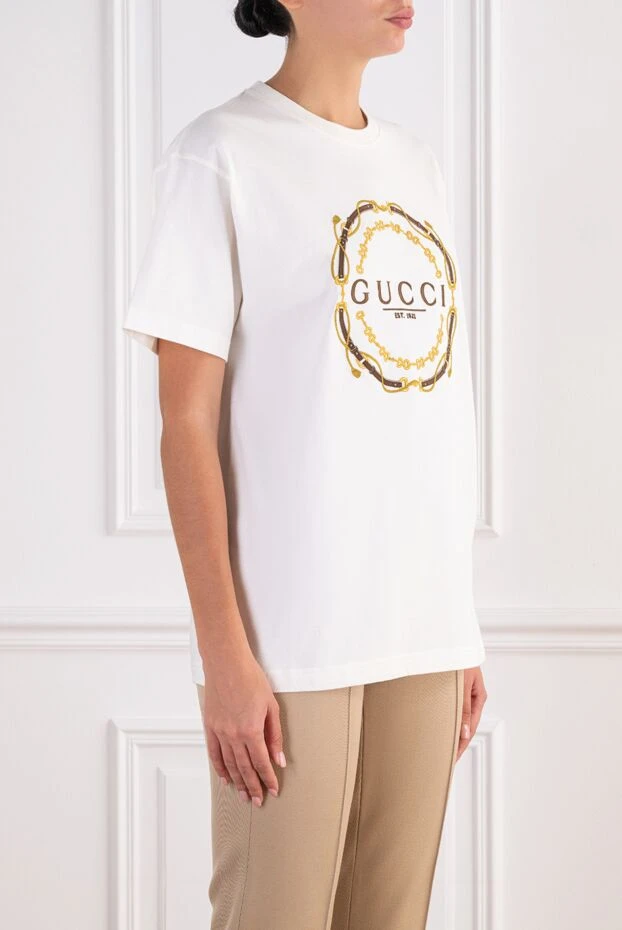 Gucci жіноча біла бавовняна футболка з круглим рельєфним принтом-логотипом. 197638 - фото 3