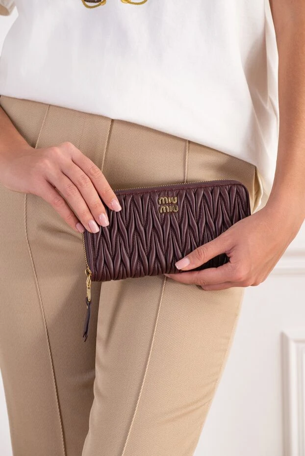 Miu Miu burgundy leather wallet with signature matelasse stitching and an all-around zip closure 197733 - photo 2