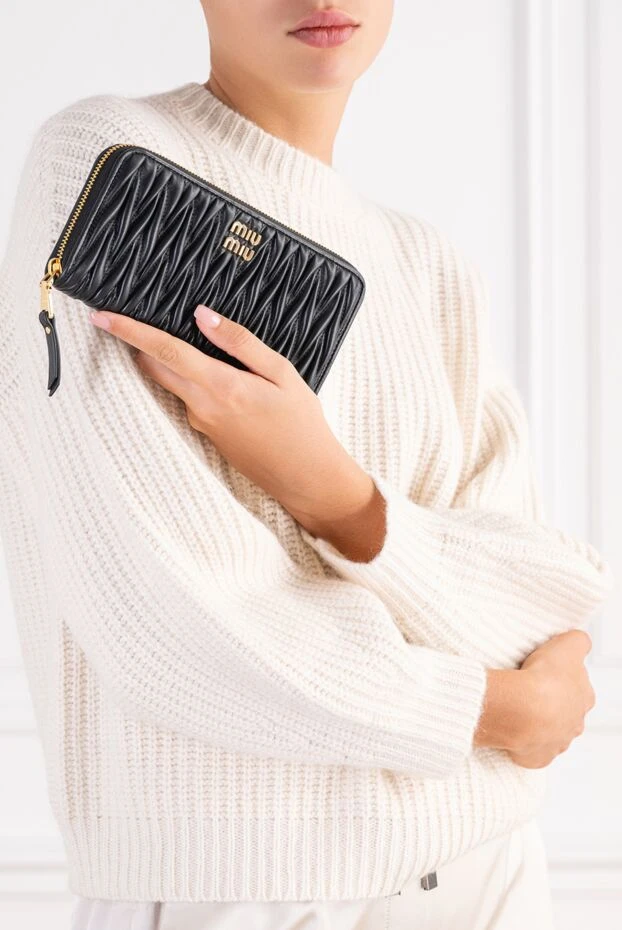 Miu Miu black leather wallet with signature matelasse stitching and a zip-around closure 197734 - photo 2