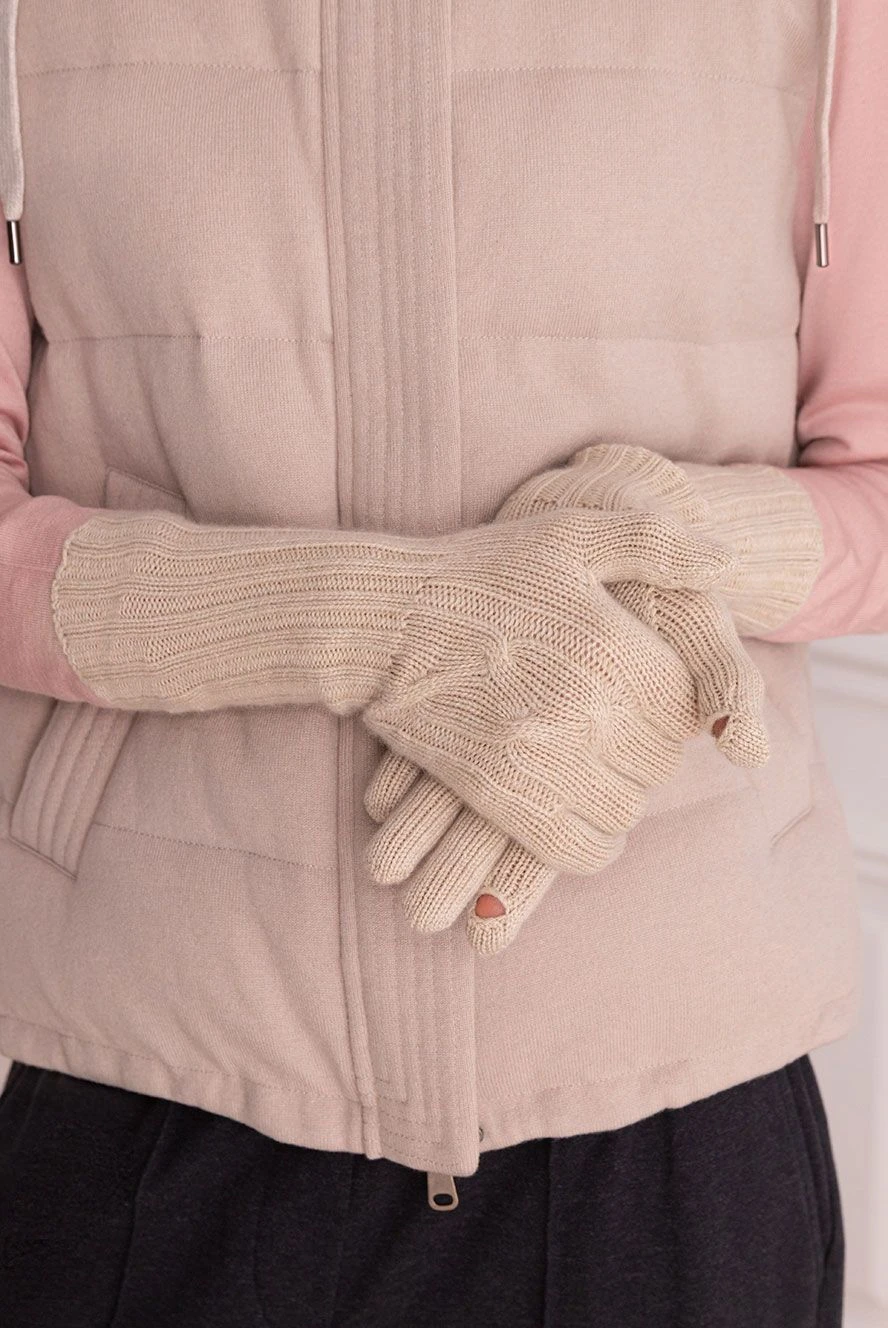 Loro Piana женские перчатки из кашемира бежевые женские купить с ценами и фото 169748 - фото 2