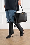 Balenciaga  - логотип бренда. 100% гладкая телячья кожа. Размеры: Д35 x В50 x Ш11 см. застежка на поворотный замок. Ремень: съемный плечевой ремень (высота: 22,6 дюйма). Карман: 1 внутренний карман на молнии, 2 плоских кармана сзади. Страна производитель: Италия. Уход: специализированная чистка - фото 7