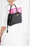  Balenciaga - логотип бренда. 100% гладкая телячья кожа. Размеры: Д27 x В20 x Ш9,9 см. застежка на поворотный замок. Ремень: съемный плечевой ремень (высота: 57 см). Карман: 1 внутренний карман на молнии, 2 плоских кармана сзади. Страна производитель: Италия. Уход: специализированная чистка - фото 8