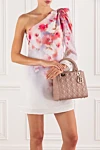  Dior - брелок з логотипом та об'ємна стежка. 100% натуральна шкіра. Розміри: 24 x 21 x 12 см. Довжина плечового ременя: 110-120 см.. Країна виробник: Італія. Догляд: спеціалізоване чищення - фото 8